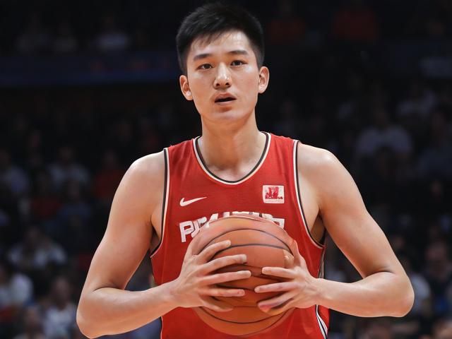 jiuyou.com_ 中国体育界携手推动篮球运动“走出去”，拓展国际市场，当前中国篮球运动推向推进职业化进程的关键是