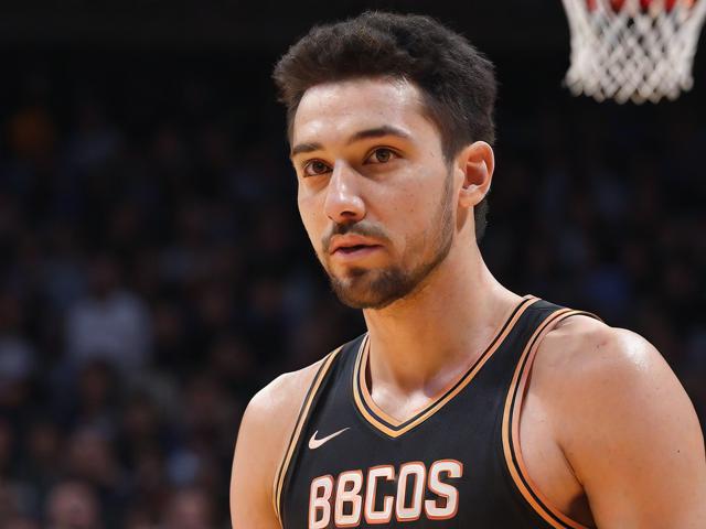 “九游app_ 季后赛最火爆瞬间盘点：球迷最激动的绝杀时刻”，季后赛落后绝杀