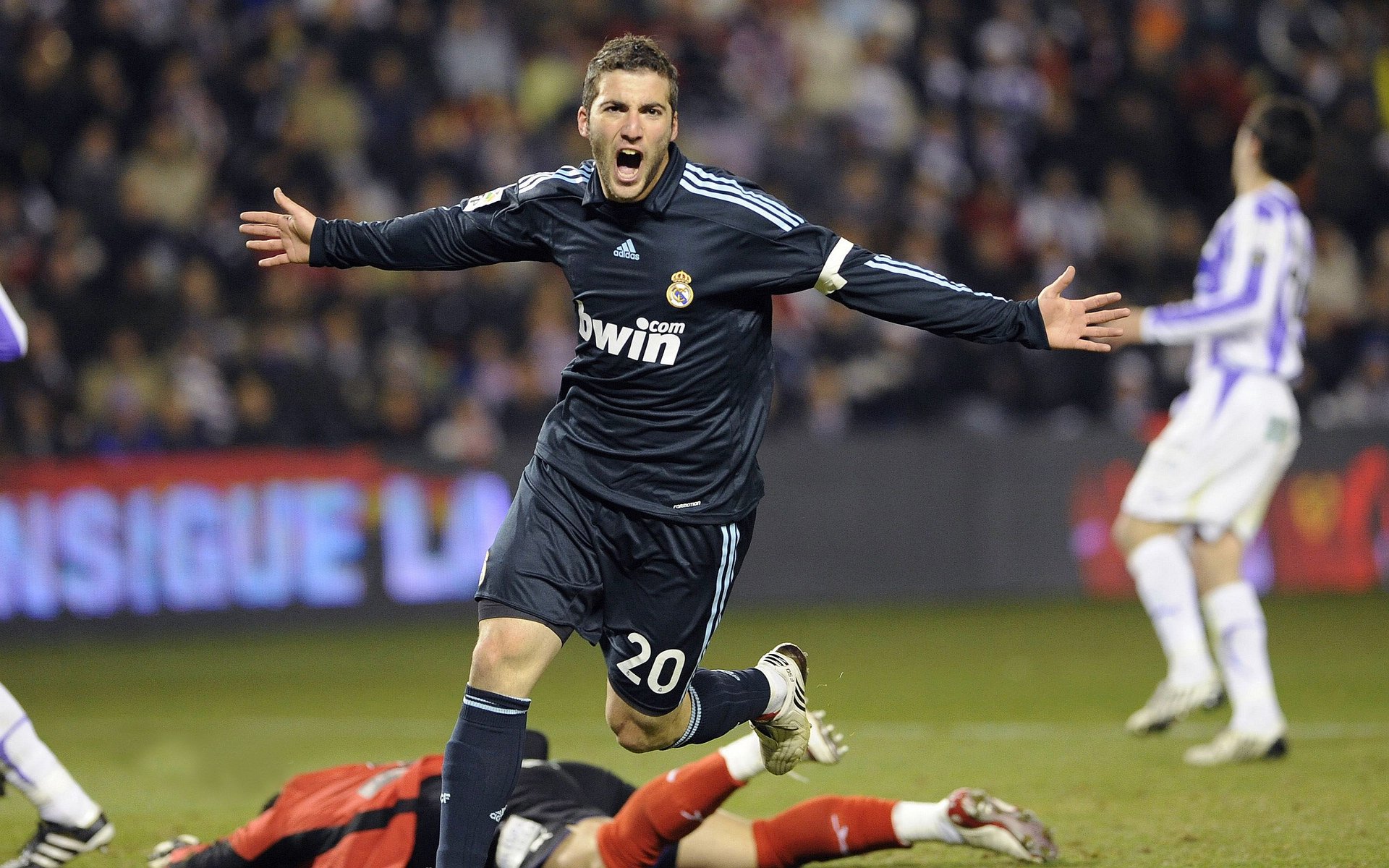 顶尖球队争夺荣誉，胜者将成为赛场王者，顶级球队