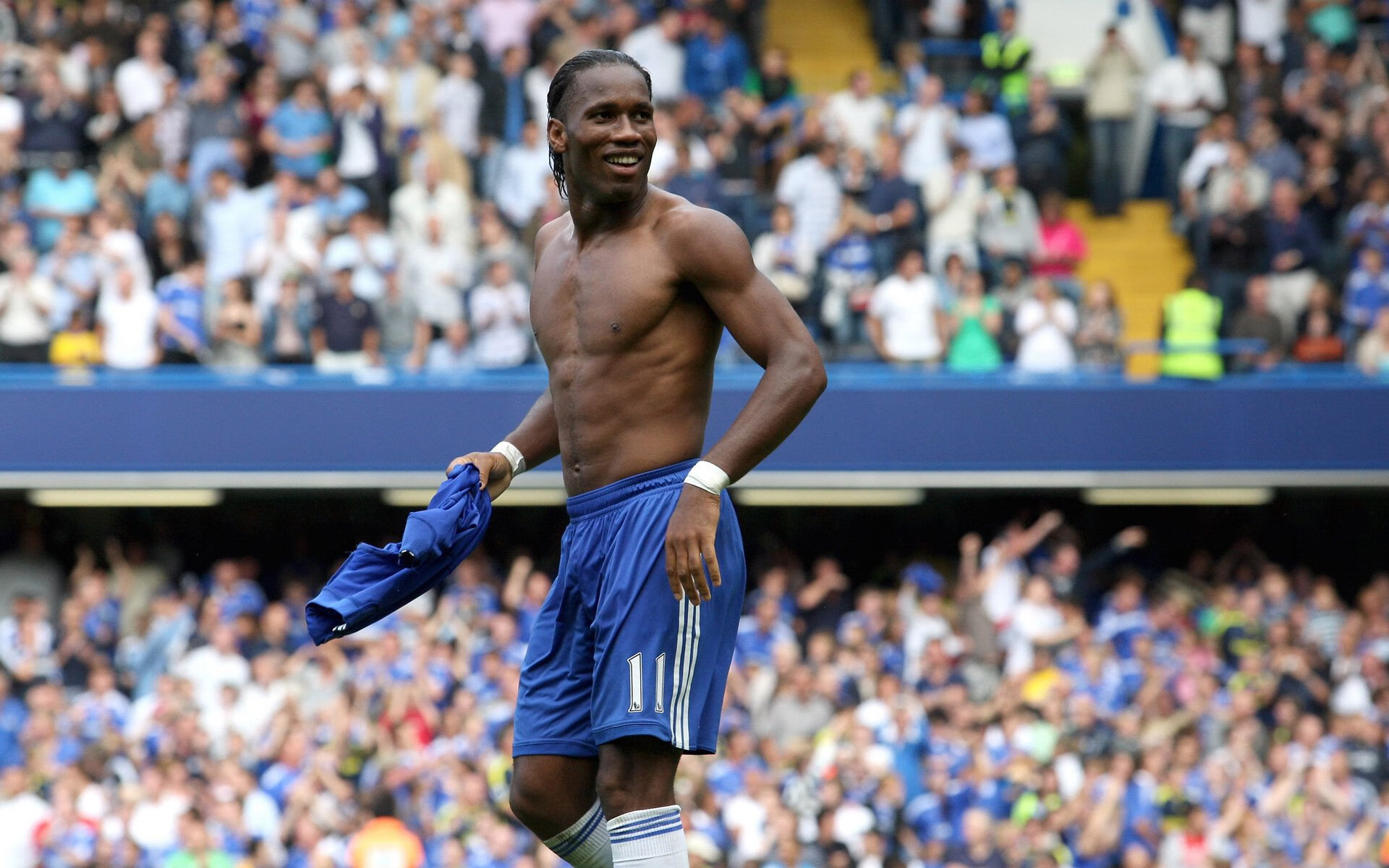 主场球迷创意应援再升级，赛场氛围震撼国际观众，球员应援口号